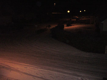 Conduire la nuit sur une route enneigée 