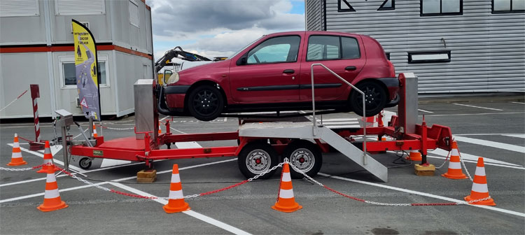 Sensibilisation sur le port de la ceinture de sécurité avec la  voiture tonneau lors d'une action en entreprise dans le Maine et Loir
