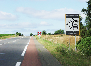 Panneau annonçant un contrôle radar automatique sur le réseau secondaire en Sarthe