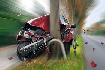 Accident de la route mettant en cause un véhicule contre un arbre -Photo d'illustration - Source Fotolia