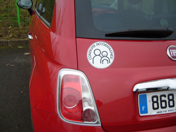 Fiat 500 avec le disque Apprenitssage Anticipé de la Conduite (aac)