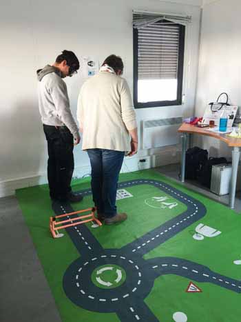 Participant effectuant le parcours de simulation d'alcool ALCOVISTA - Prev2r Participant effectuant le parcours de simulation d'alcool ALCOVISTA - Prev2r
