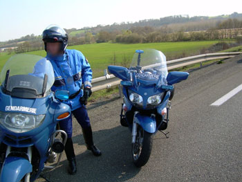 Contrôle routier par une patrouille motocyliste de la Gendarmerie Contrôle routier par une patrouille motocyliste de la Gendarmerie