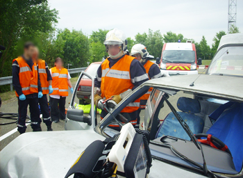 exercice de désincarcération par les sapeurs pompiers lors d'une action de prévention.