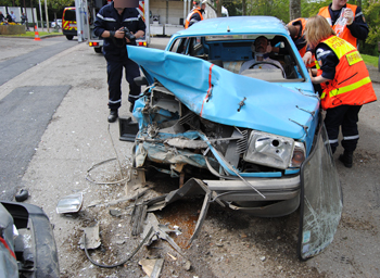 simulation d'accident par les Fermax lors d'une action de sécurité routière.