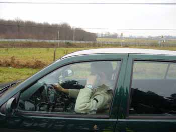 Conductrice avec téléphone tenu en main — PREV2R