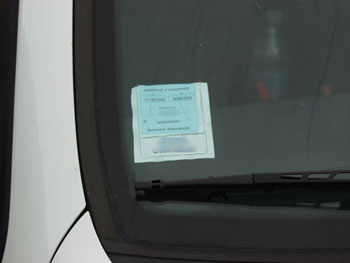 Certificat d'assurance sur le pare brise du véhicule