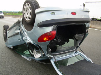 Voiture accidentée sur le toit sur une autoroute