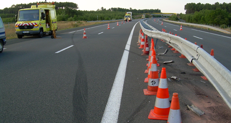 balisage d'un accident sur l'autoroute.