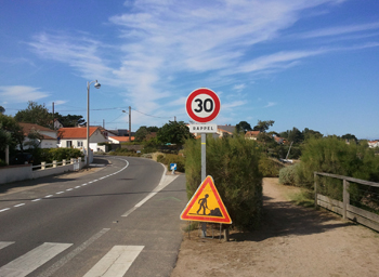 panneau de signalisation routière avec limitation de vitesse.
