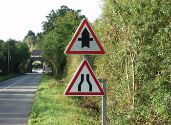 panneaux de signalisation routière avant un  rétrécissement.