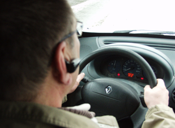 Conducteur utilisant une oreilette - Copyright Prev2r - Reproduction interdite