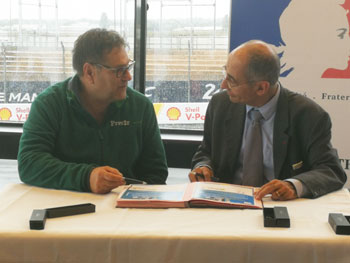 Jacques GUILLEMOTO, Gérant de Prev2r signe l'engagement sécurité routière
