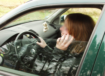 Les dangers du téléphone tenu en main en conduisant