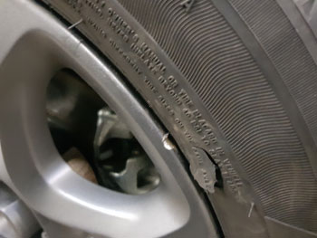 Vérification des flancs  des pneumatiques.
