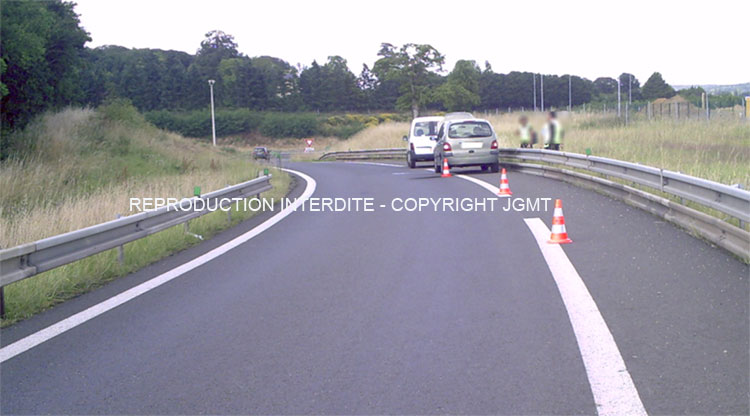 Véhicule en panne sur autoroute - Copyright Jacques GUILLEMOTO