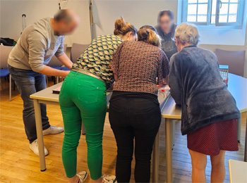 Les joueurs participent aux investigations de l'escape game risque routier au travail  - reproduction interdite - Prev2r