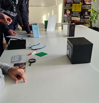 Découverte du contenu de la valise des enquêteurs de l'escape game risque routier au travail  - reproduction interdite - Prev2r