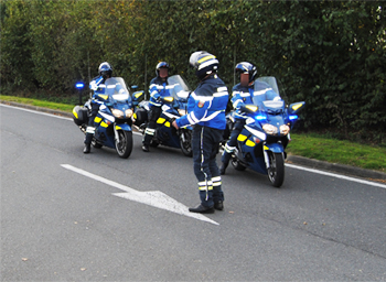 Motocyclistes de l' EDSR Gendarmerie en préparation d'un service de police sur la route