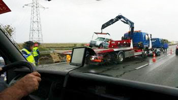 véhicule accidenté en cours d'évacuation  sur l'autoroute Prev2r.