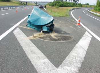 Musoir détérioré après un accident sur l'autoroute - Prev2r 