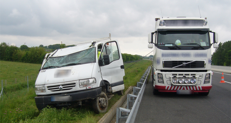 Dépannage d'un fourgon accidenté sur l'autoroute par un dépanneur agréé - Prev2r.