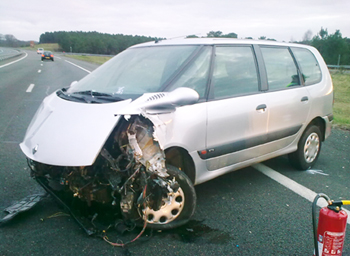 véhicule accidenté immobilisé sur la voie lente de l'autoroute Prev2r.