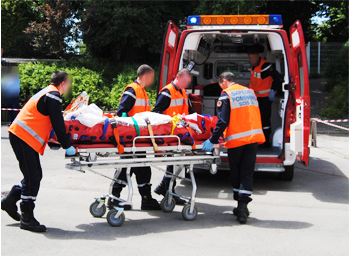 Simulation d'une victime d'accident lors d'une action de sensibilisation