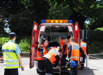 Exercice d'évacuation d'une victime lors d'une action de prévention du risque routier