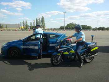 Contrôle routier avec des motoos et le véhicule rapide d'intervention  par la Gendarmerie