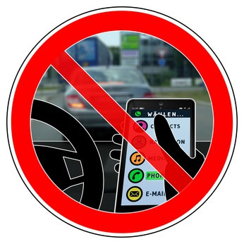 Utilisation interdite du téléphone en conduisant - Crédit Fotolia