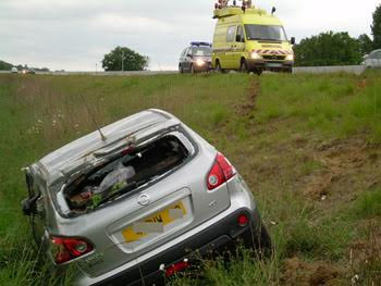 Véhicule accidenté après une sortie de route et un tonneau