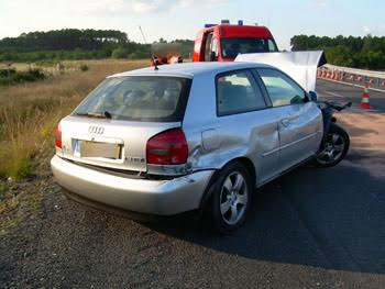 Accident d'un véhicule gris sur l'autoroute.
