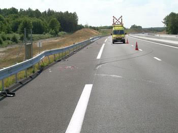 Balisage d'un accident sur l'autoroute.