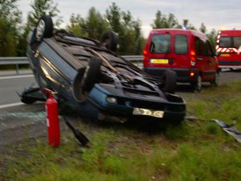 Voiture sur le toit suite à un accident  sur l'autoroute 