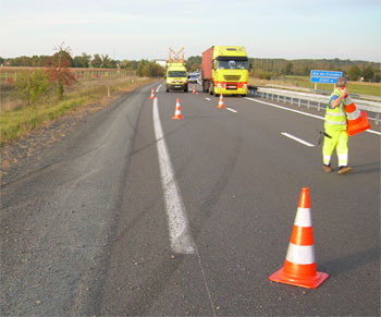 Agent routier effectuant un balisage d'urgence 