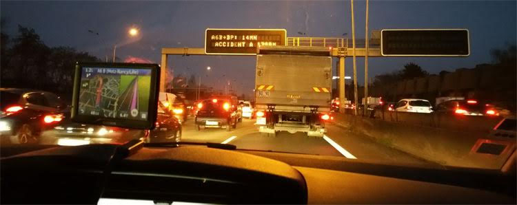 Accident sur l'autoroute de nuit