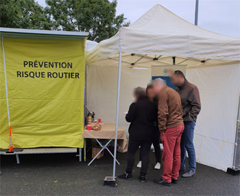 Les 4 participants prenant connaissance du dossier d'enquête d'accident du serious game risque routier au travail  - Prev2r