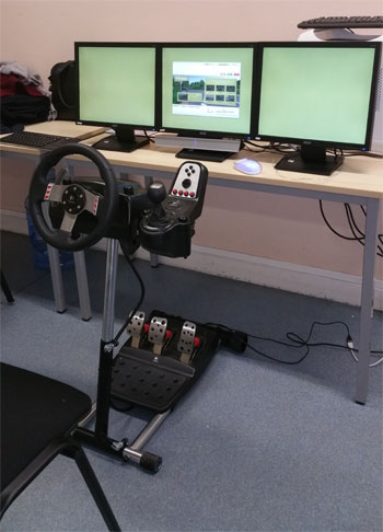 Le simulateur de conduite Simudesk propose des exercices sur le risque routier