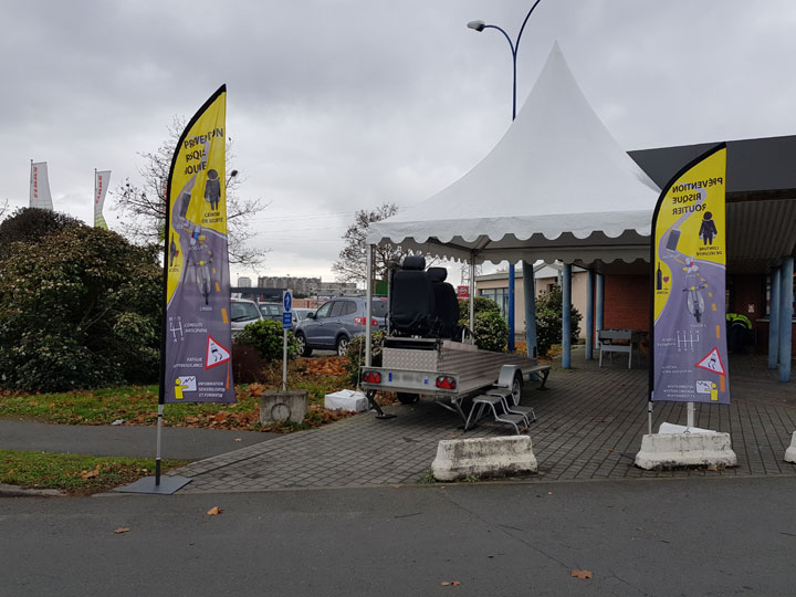 Installation du simulateur de choc lors d'une action de prévention dans une entreprise