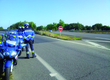 Contrôle routier par un motocycliste de la Gendarmerie
