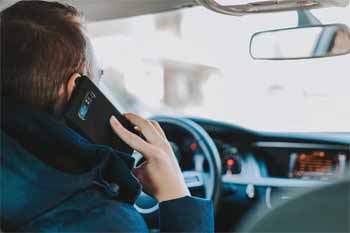 Conducteur au telephone - source Marc Kleen