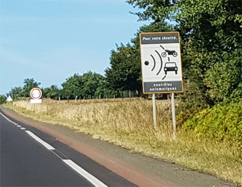 Panneau signalant un radar automatique .